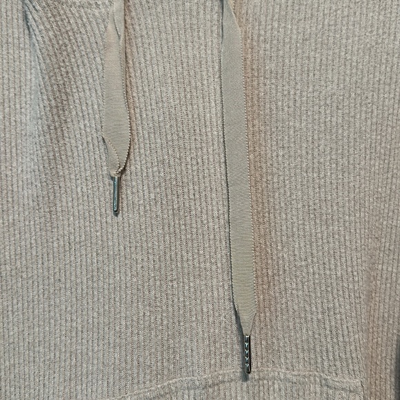 Cozy Cream Light Hooded Sweatshirt 🤍 - Picture 3 of 6